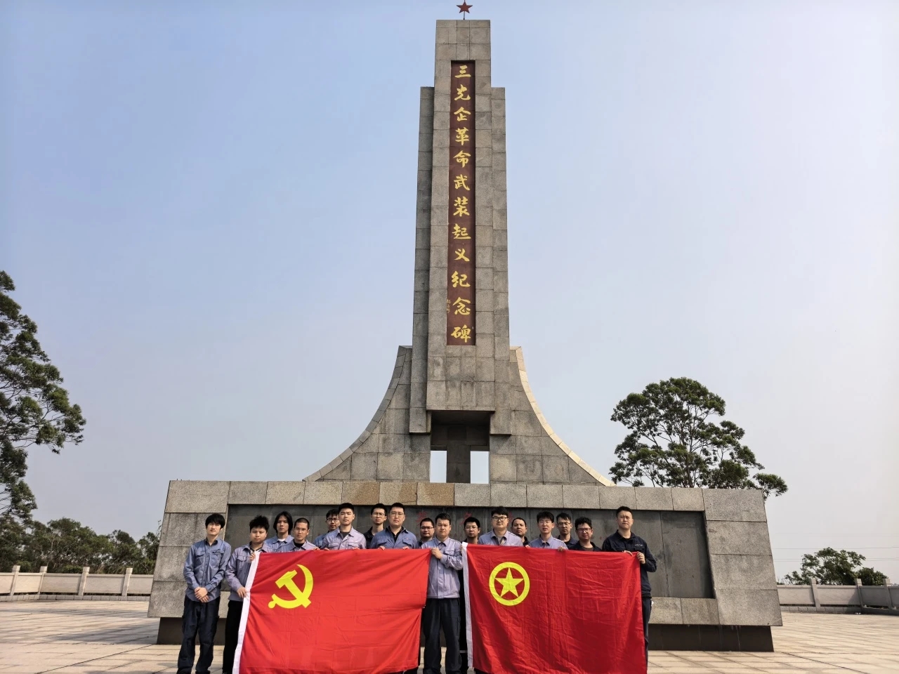 清明追思承古意，，，，，，，华龙护绿启新篇